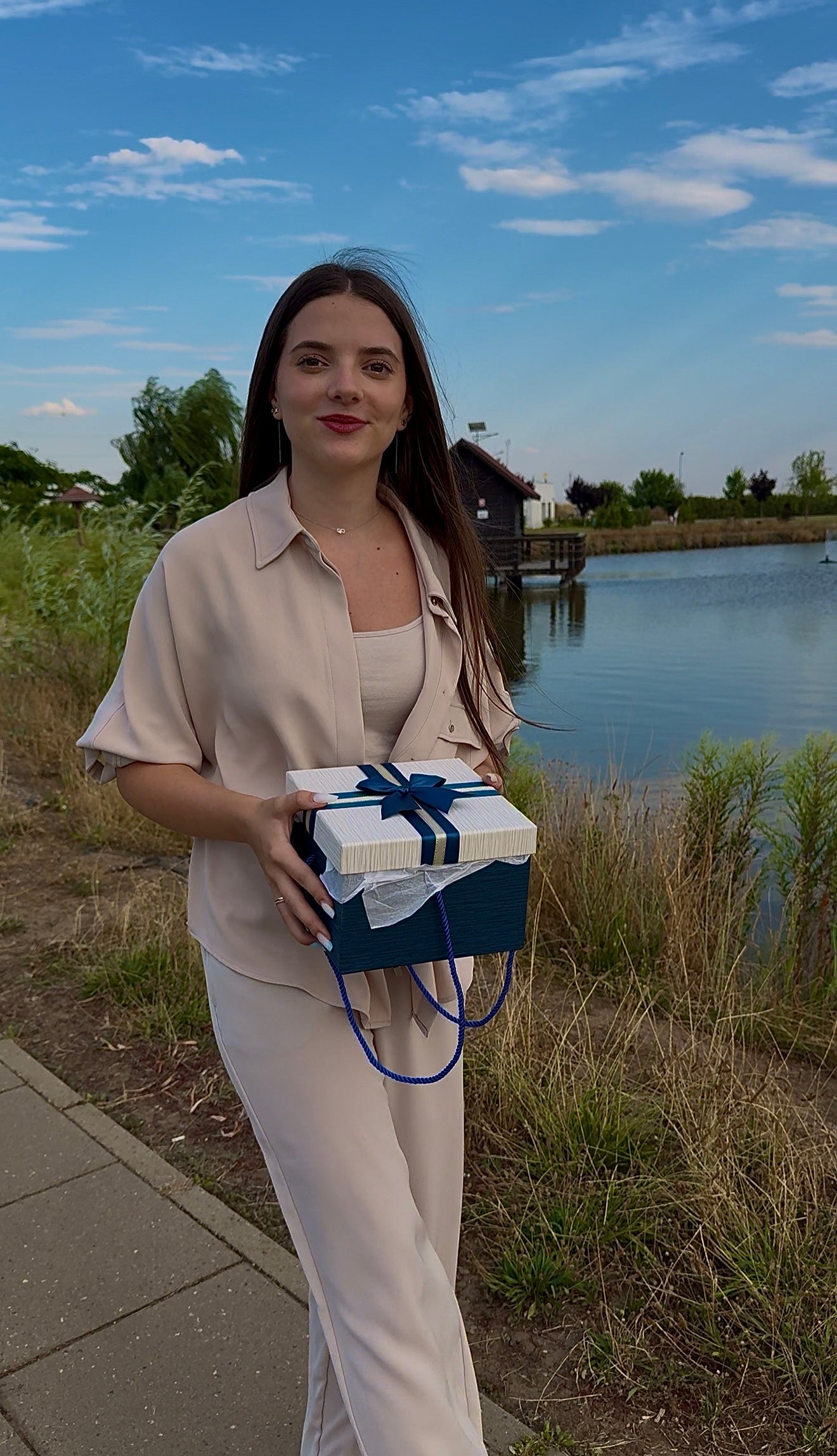 Încarcă clipul video: Află cum functionează MysteryGift